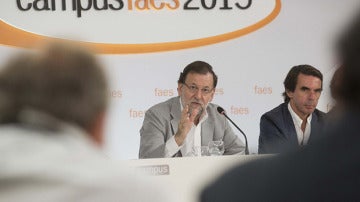 Mariano Rajoy y Aznar en un acto de Faes