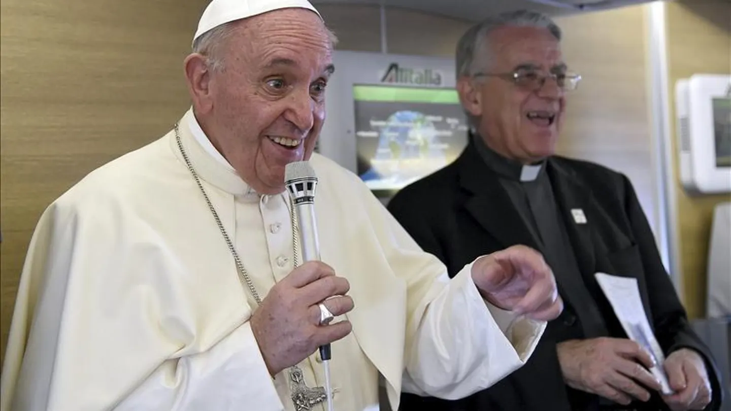 El papa Francisco, a bordo del avión en su vuelta de África El papa Francisco, a bordo del avión en su vuelta de África