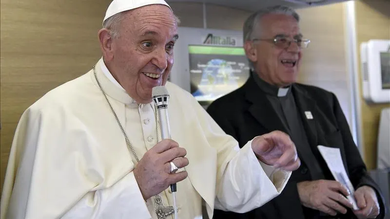 El papa Francisco, a bordo del avión en su vuelta de África