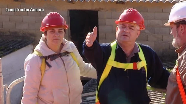 Manuel acompaña a Esteban y Eme en la revisión de la casa