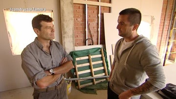 Antonio conoce a Javier, otro estafado por el constructor