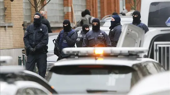 Agentes de policía antidisturbios permanecen en guardia en el distrito de Molenbeek Agentes de policía antidisturbios permanecen en guardia en el distrito de Molenbeek