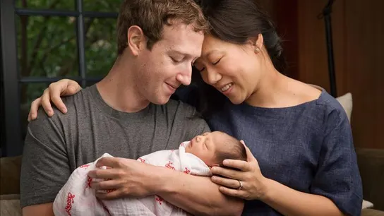 Mark Zuckerberg posa junto a su esposa y su hija Mark Zuckerberg posa junto a su esposa y su hija