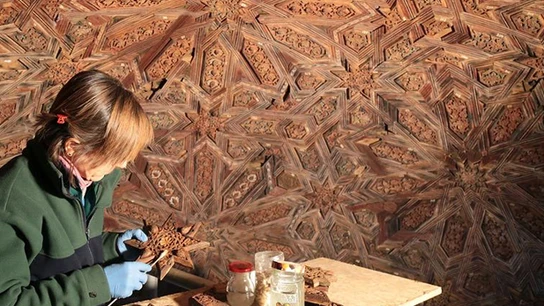 Proceso de restauración en los dibujos hallados en la Alhambra Proceso de restauración en los dibujos hallados en la Alhambra