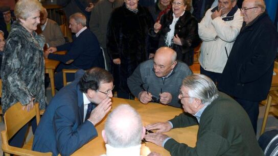 Mariano Rajoy juega al domin&oacute; con varios jubilados