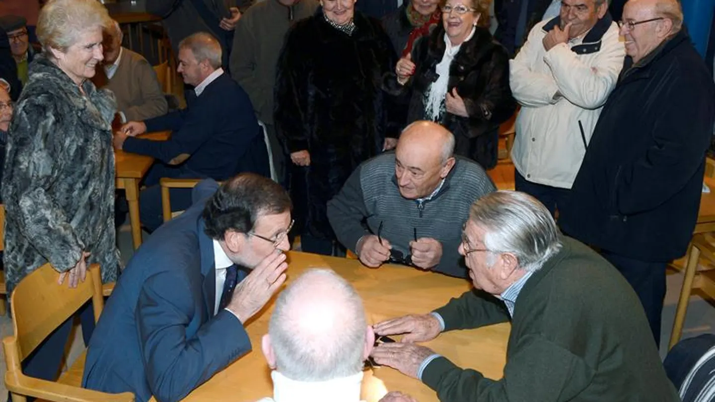 Mariano Rajoy juega al dominó con varios jubilados Mariano Rajoy juega al dominó con varios jubilados