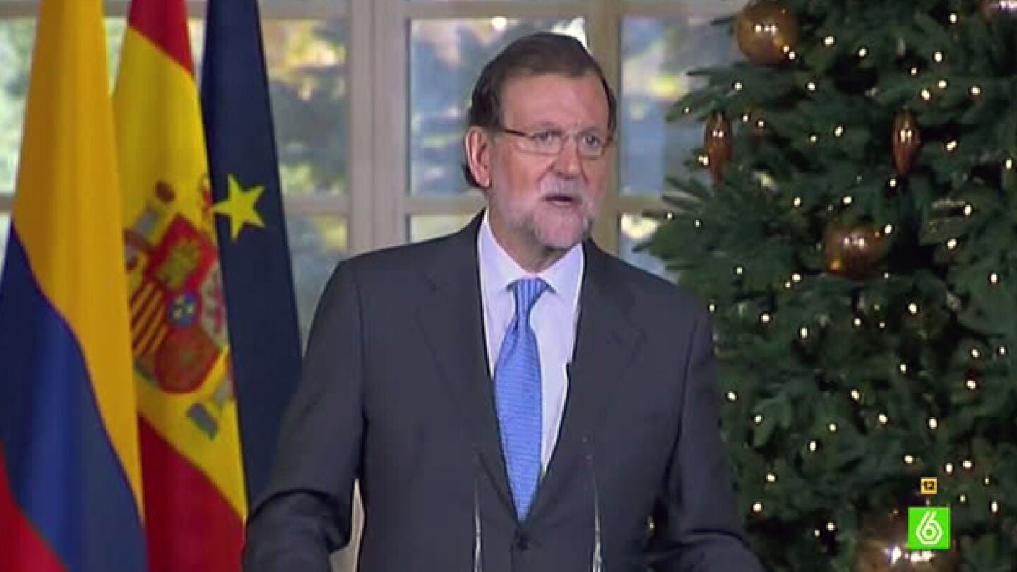 Mariano Rajoy, con el &aacute;rbol de Navidad en La Moncloa