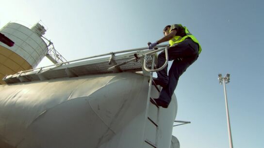 Los agentes encuentran a j&oacute;venes en los camiones del puerto de Melilla