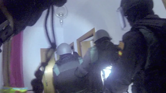 La Benemérita entra en el domicilio de los cabecillas de una red de tráfico de personas La Benemérita entra en el domicilio de los cabecillas de una red de tráfico de personas