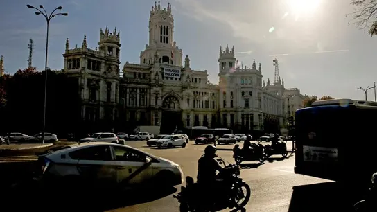 Diversos vehículos circulan hoy por la plaza Cibeles de Madrid Diversos vehículos circulan hoy por la plaza Cibeles de Madrid