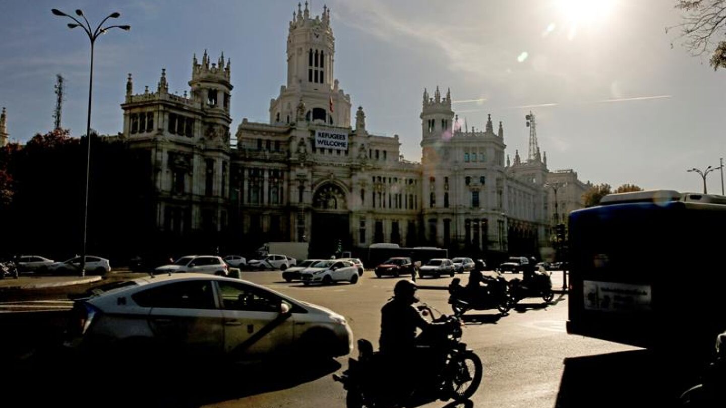 Diversos veh&iacute;culos circulan hoy por la plaza Cibeles de Madrid