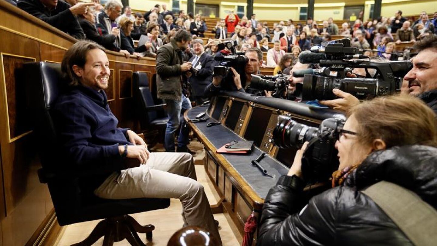 El l&iacute;der de Podemos, Pablo Iglesias, sentado en el hemiciclo del Congreso de los Diputados