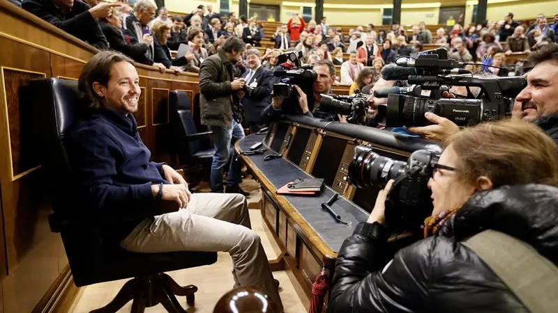 El l&iacute;der de Podemos, Pablo Iglesias, sentado en el hemiciclo del Congreso de los Diputados