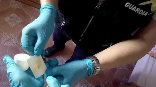 La Guardia Civil registra una casa de un clan familiar que traficaba con droga La Guardia Civil registra una casa de un clan familiar que traficaba con droga