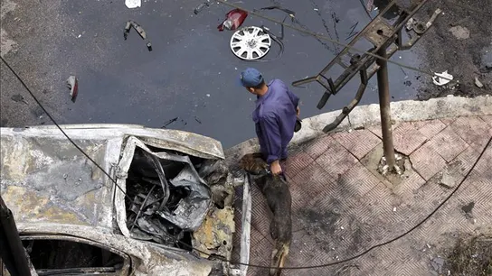 Un miembro de la seguridad egipcia inspecciona el lugar de la explosión de una bomba Un miembro de la seguridad egipcia inspecciona el lugar de la explosión de una bomba
