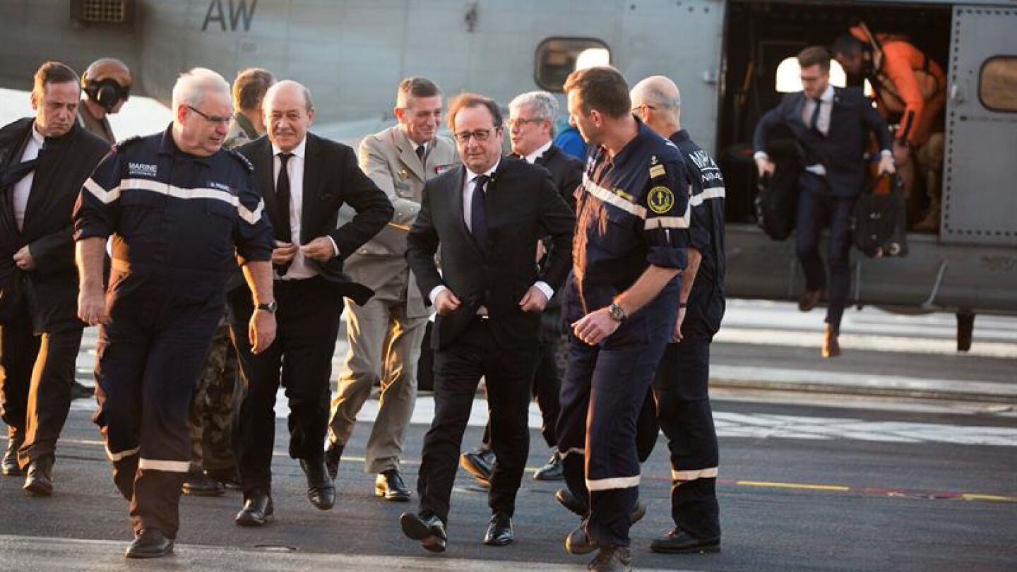 Hollande en el portaviones Charles de Gaulle