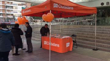 Stand de C's en el mercado que va a visitar Pedro Sánchez, PSOE