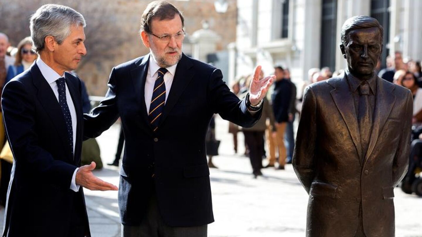 Mariano Rajoy junto a la estatua y al hijo de Adolfo Su&aacute;rez en &Aacute;vila