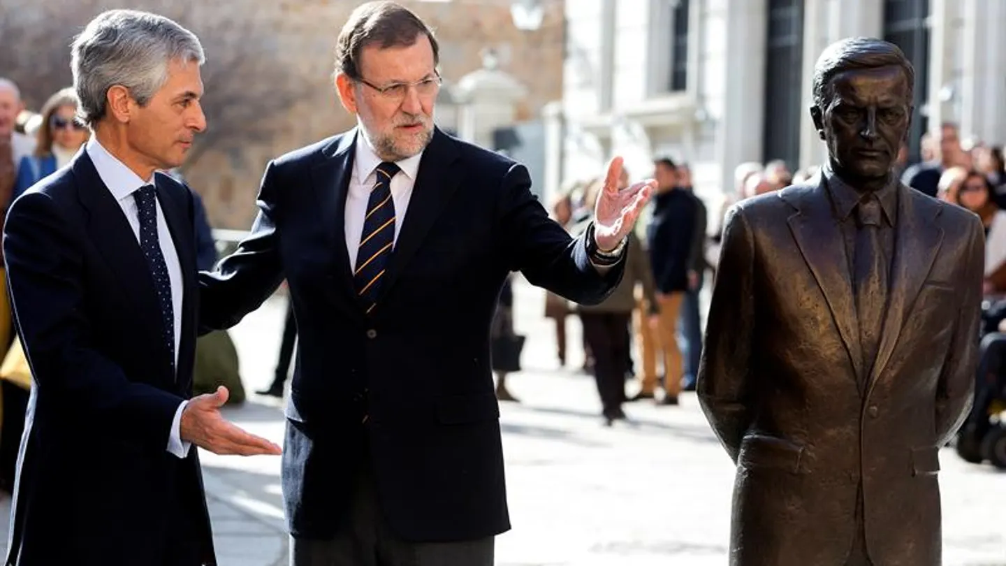 Mariano Rajoy junto a la estatua y al hijo de Adolfo Suárez en Ávila Mariano Rajoy junto a la estatua y al hijo de Adolfo Suárez en Ávila