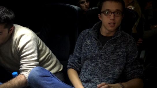 Errej&oacute;n env&iacute;a un saludo en el autob&uacute;s de Podemos