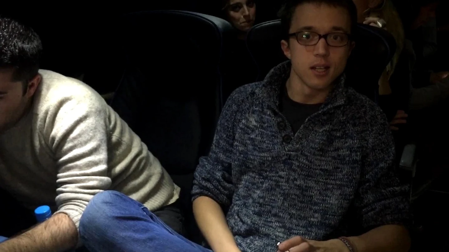 Errejón envía un saludo en el autobús de Podemos Errejón envía un saludo en el autobús de Podemos