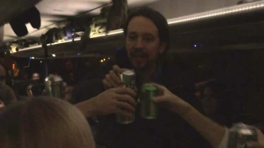 Pablo Iglesias brinda con los periodistas Pablo Iglesias brinda con los periodistas