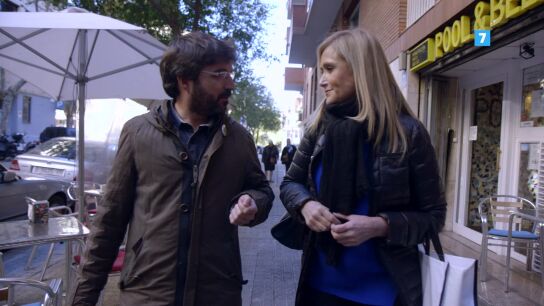 Cristina Cifuentes, junto a Jordi &Eacute;vole, en Salvados