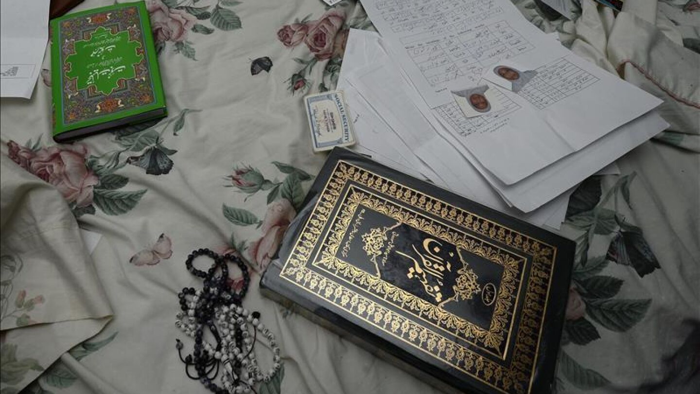 Registro de varios objetos encontrados en la casa de la pareja acusada de haber perpetrado el tiroteo 