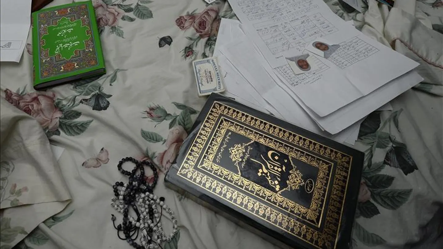 Registro de varios objetos encontrados en la casa de la pareja acusada de haber perpetrado el tiroteo Registro de varios objetos encontrados en la casa de la pareja acusada de haber perpetrado el tiroteo