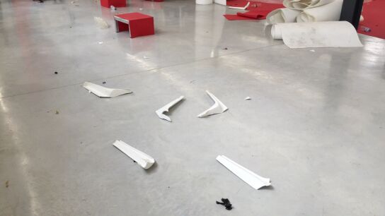 As&iacute; han quedado las patas de las sillas tras el mitin