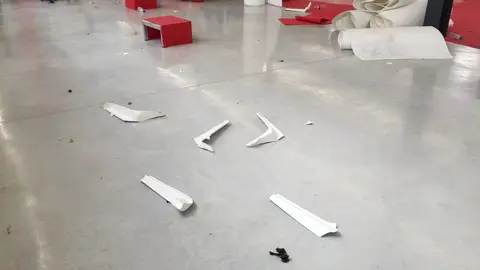 Así han quedado las patas de las sillas tras el mitin Así han quedado las patas de las sillas tras el mitin