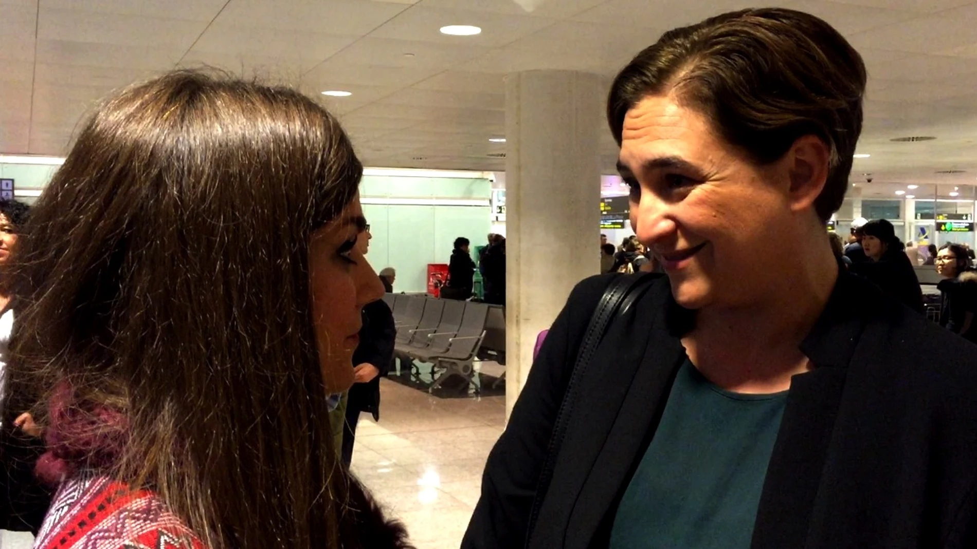 Lorena Baeza habla con Ada Colau
