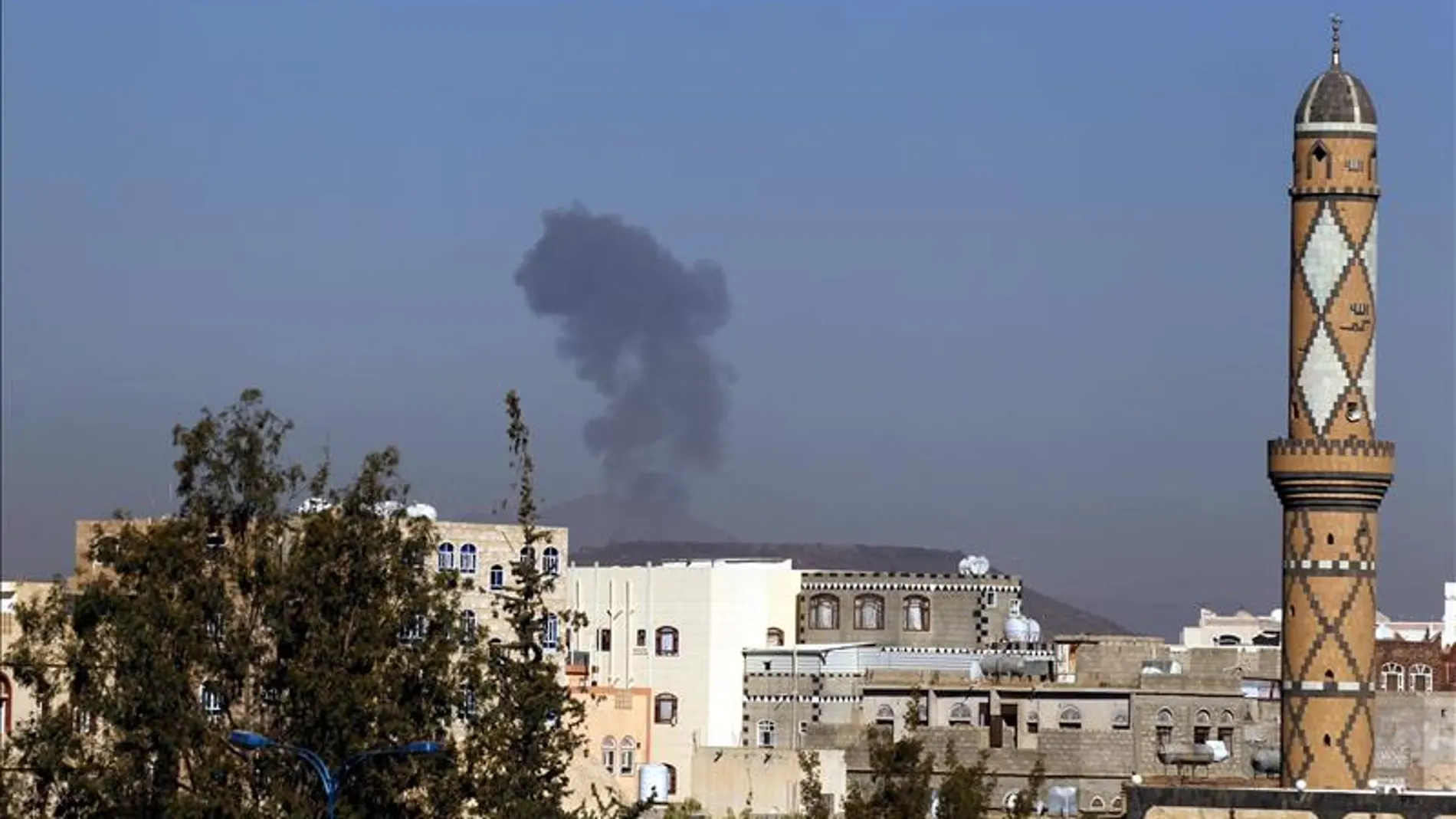 Humo tras un bombardeo contra una base de fuerzas rebeldes de los hutíes en Saná (Yemen)