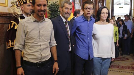 Podemos lleva la Constituci&oacute;n a las plazas el d&iacute;a de su aniversario con el compromiso de iniciar su reforma