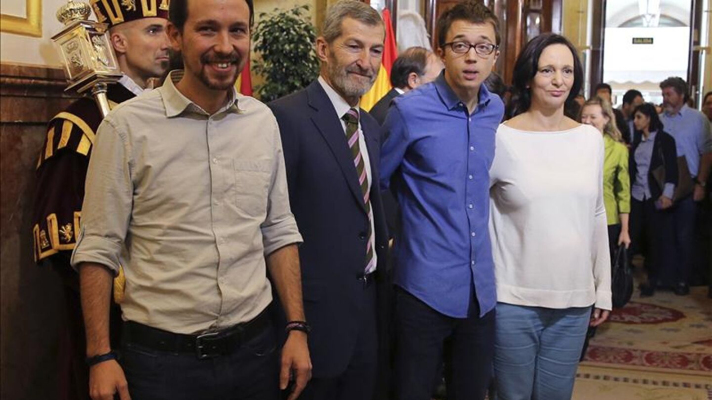 Podemos lleva la Constituci&oacute;n a las plazas el d&iacute;a de su aniversario con el compromiso de iniciar su reforma