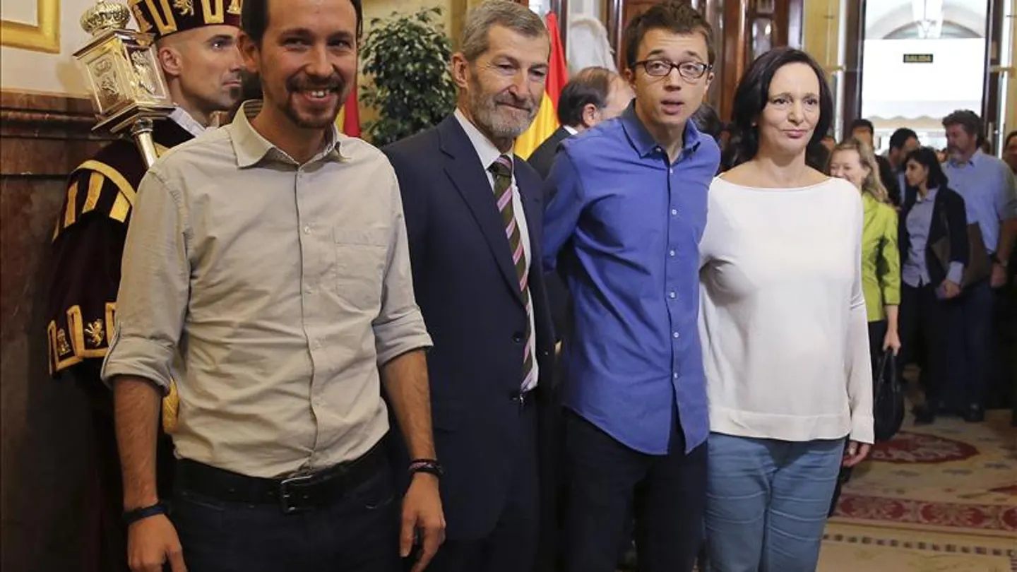Podemos lleva la Constitución a las plazas el día de su aniversario con el compromiso de iniciar su reforma Podemos lleva la Constitución a las plazas el día de su aniversario con el compromiso de iniciar su reforma