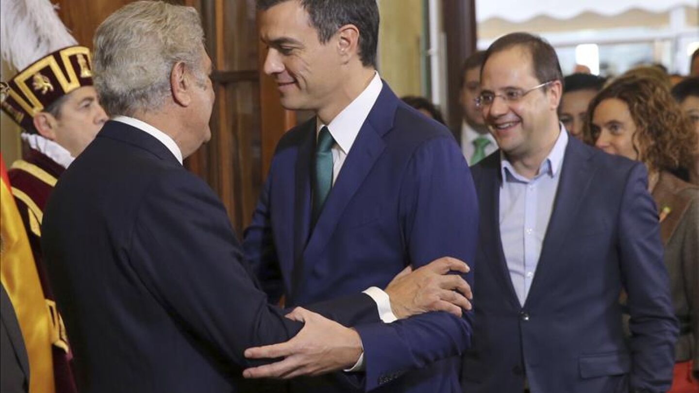 S&aacute;nchez aboga por poner la Constituci&oacute;n "al d&iacute;a y a la hora" del siglo XXI