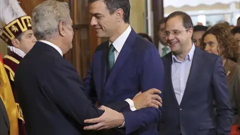 Sánchez aboga por poner la Constitución "al día y a la hora" del siglo XXI Sánchez aboga por poner la Constitución "al día y a la hora" del siglo XXI