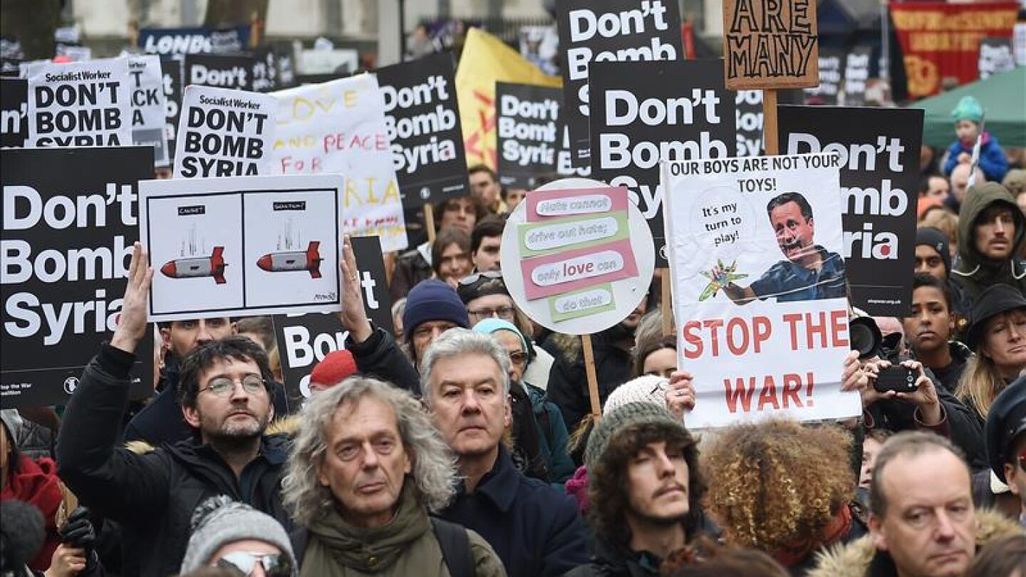 Un grupo de manifestantes protestan contra el bombardeo brit&aacute;nico de Siria en la puerta de Downing Street en Londres
