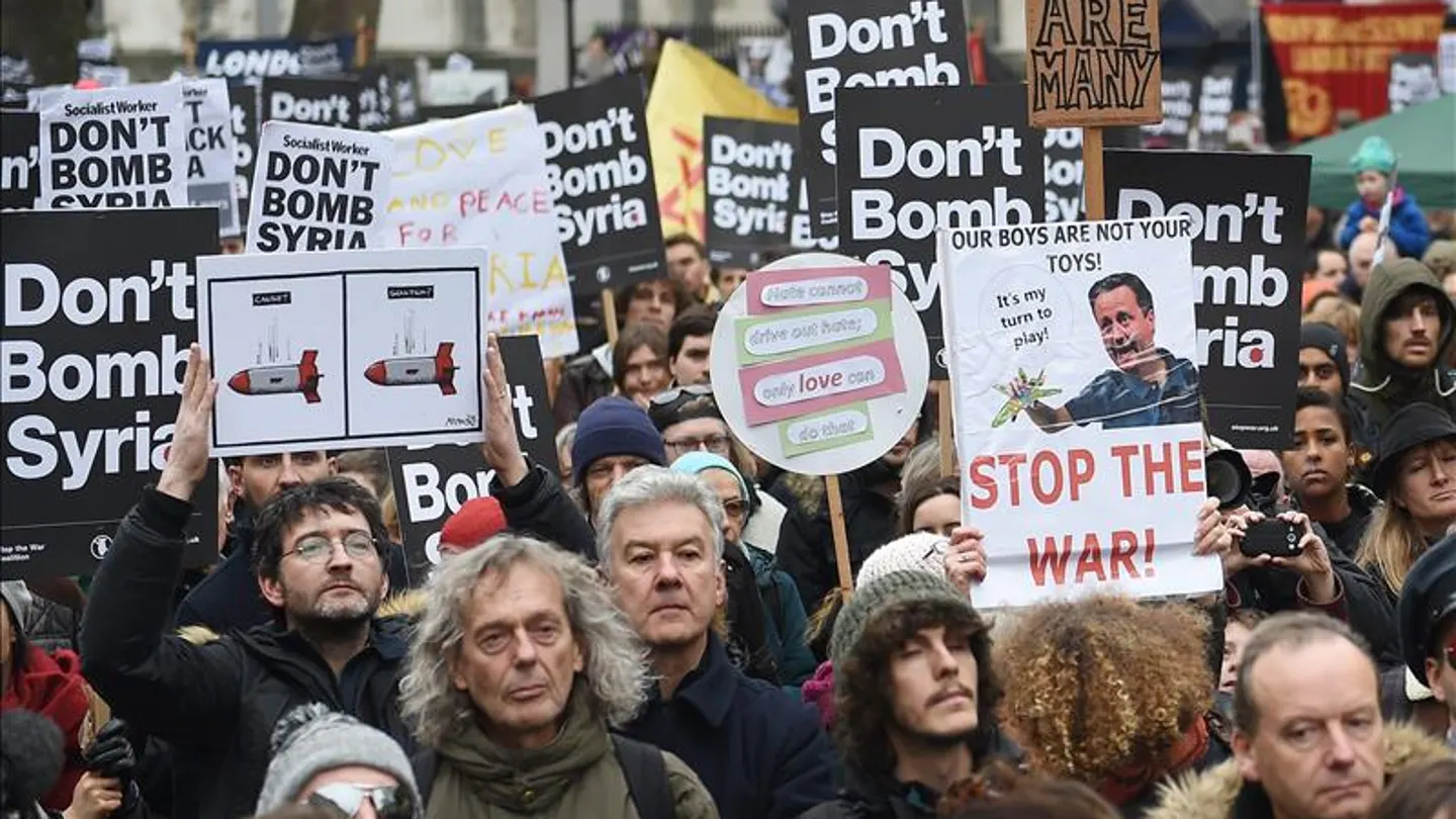 Un grupo de manifestantes protestan contra el bombardeo británico de Siria en la puerta de Downing Street en Londres Un grupo de manifestantes protestan contra el bombardeo británico de Siria en la puerta de Downing Street en Londres