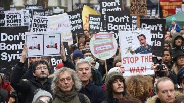 Un grupo de manifestantes protestan contra el bombardeo británico de Siria en la puerta de Downing Street en Londres