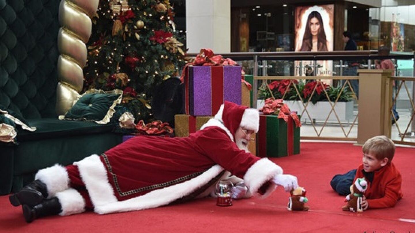 Pap&aacute; Noel jugando con un ni&ntilde;o con autismo