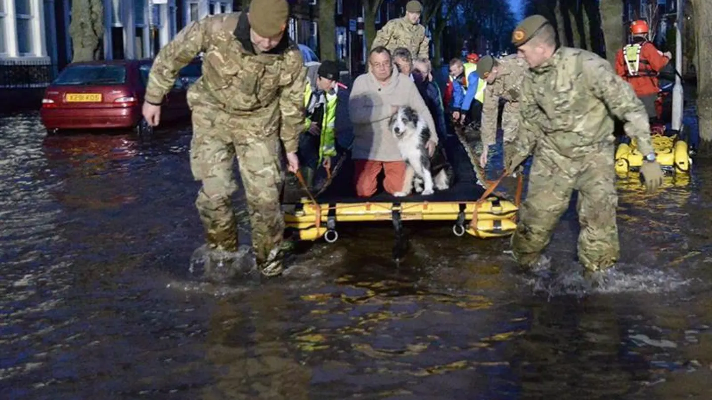 Los servicios de emergencia evacuando a personas Los servicios de emergencia evacuando a personas