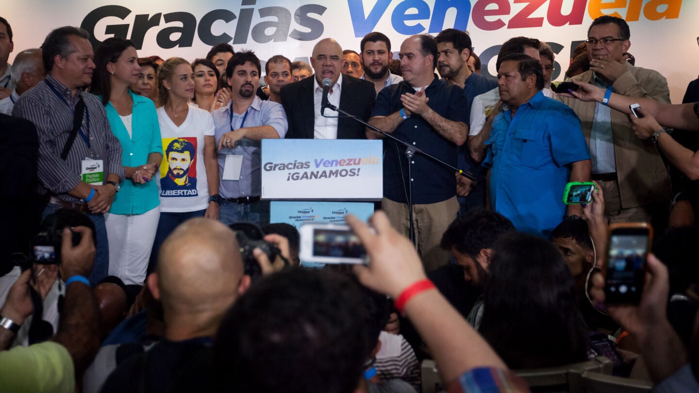  Miembros de la coalici&oacute;n opositora Mesa de Unidad Democr&aacute;tica (MUD) celebran la victoria.