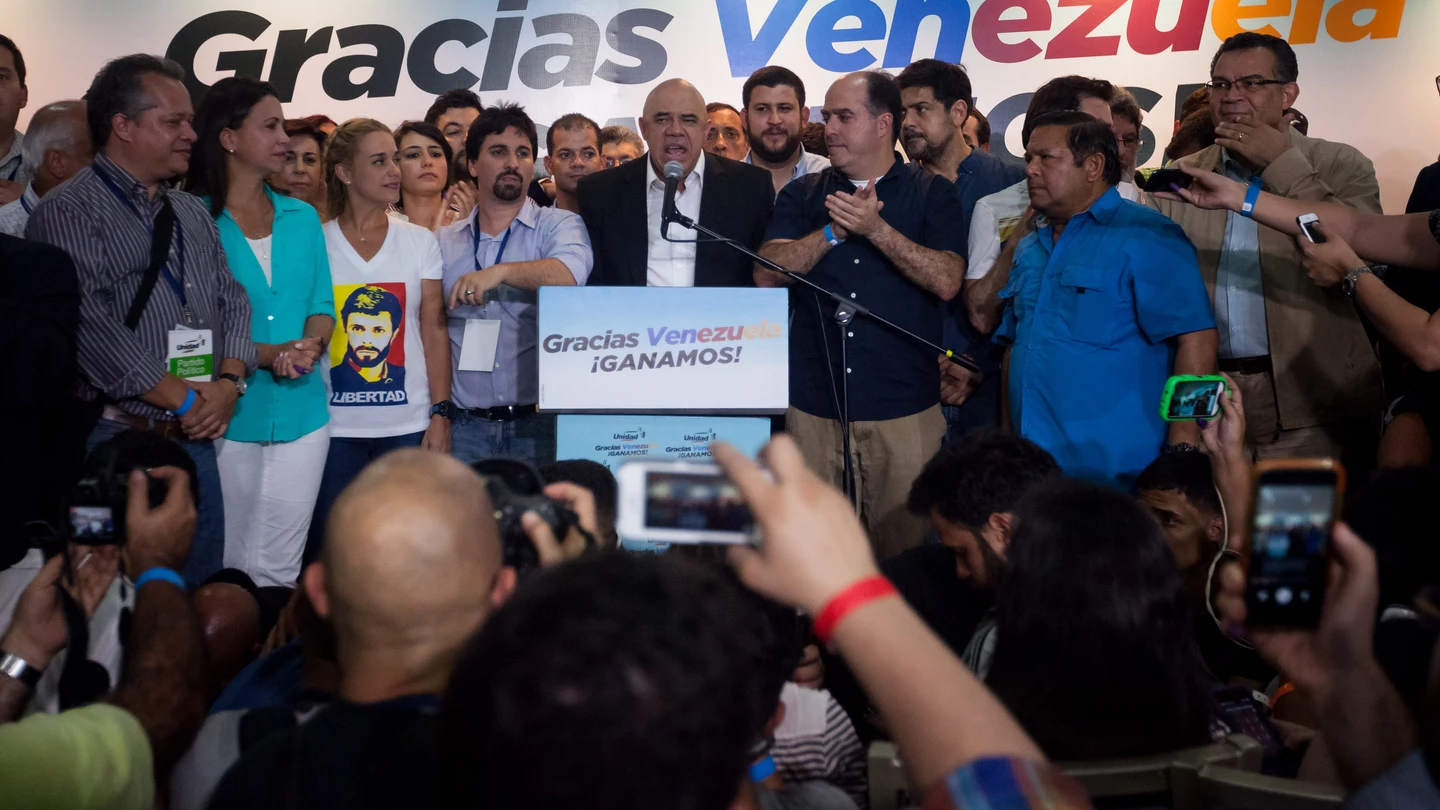 Miembros de la coalición opositora Mesa de Unidad Democrática (MUD) celebran la victoria. Miembros de la coalición opositora Mesa de Unidad Democrática (MUD) celebran la victoria.