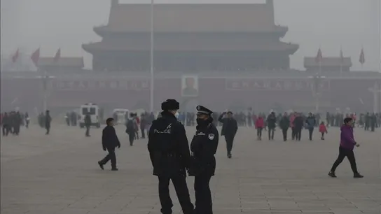 Dos policías usan mascarillas mientras hacen guardia en la plaza de Tiananmen en Pekín Dos policías usan mascarillas mientras hacen guardia en la plaza de Tiananmen en Pekín