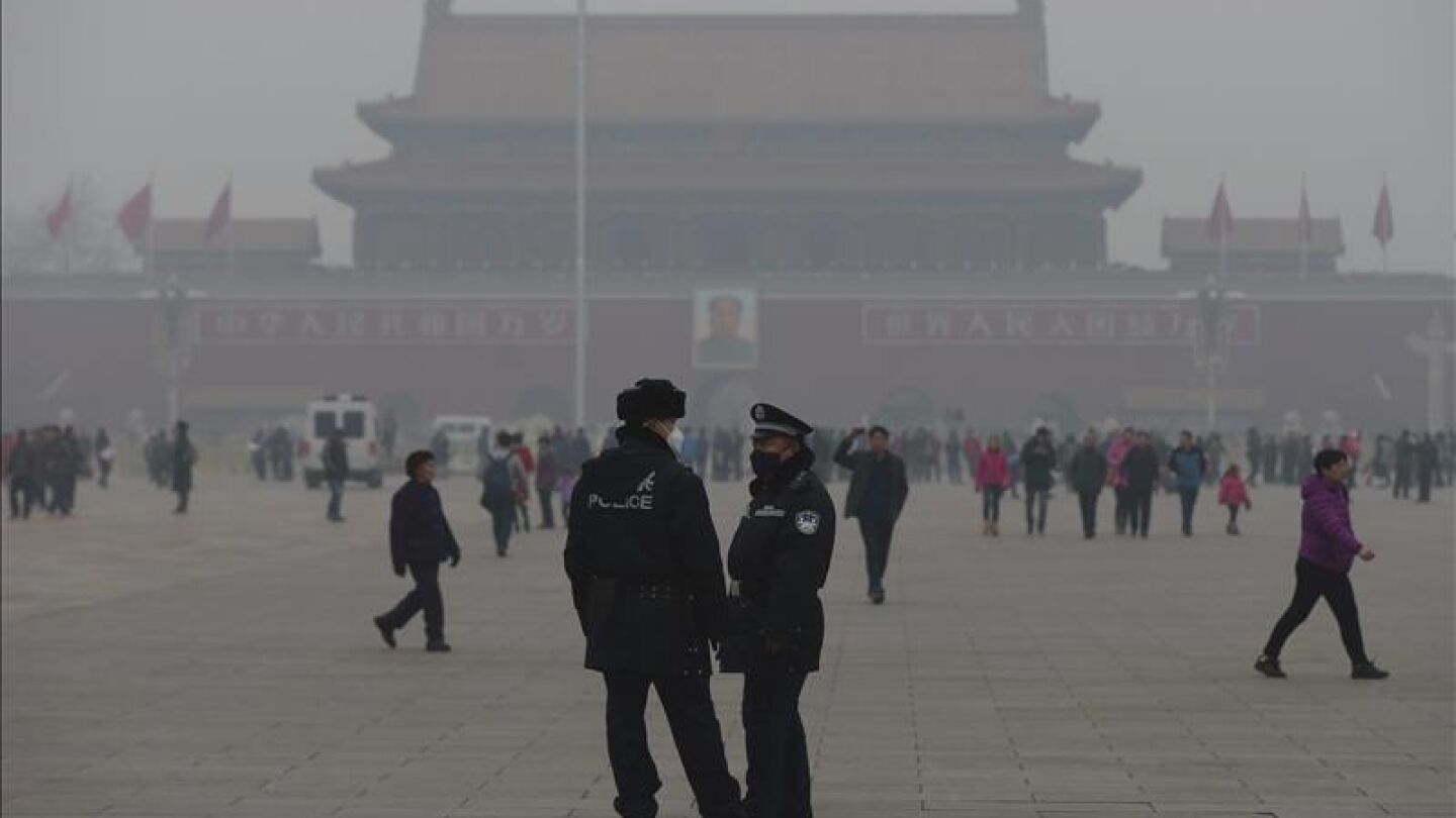 Dos polic&iacute;as usan mascarillas mientras hacen guardia en la plaza de Tiananmen en Pek&iacute;n