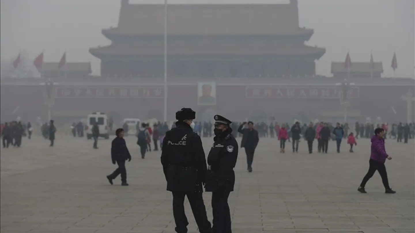 Dos policías usan mascarillas mientras hacen guardia en la plaza de Tiananmen en Pekín Dos policías usan mascarillas mientras hacen guardia en la plaza de Tiananmen en Pekín