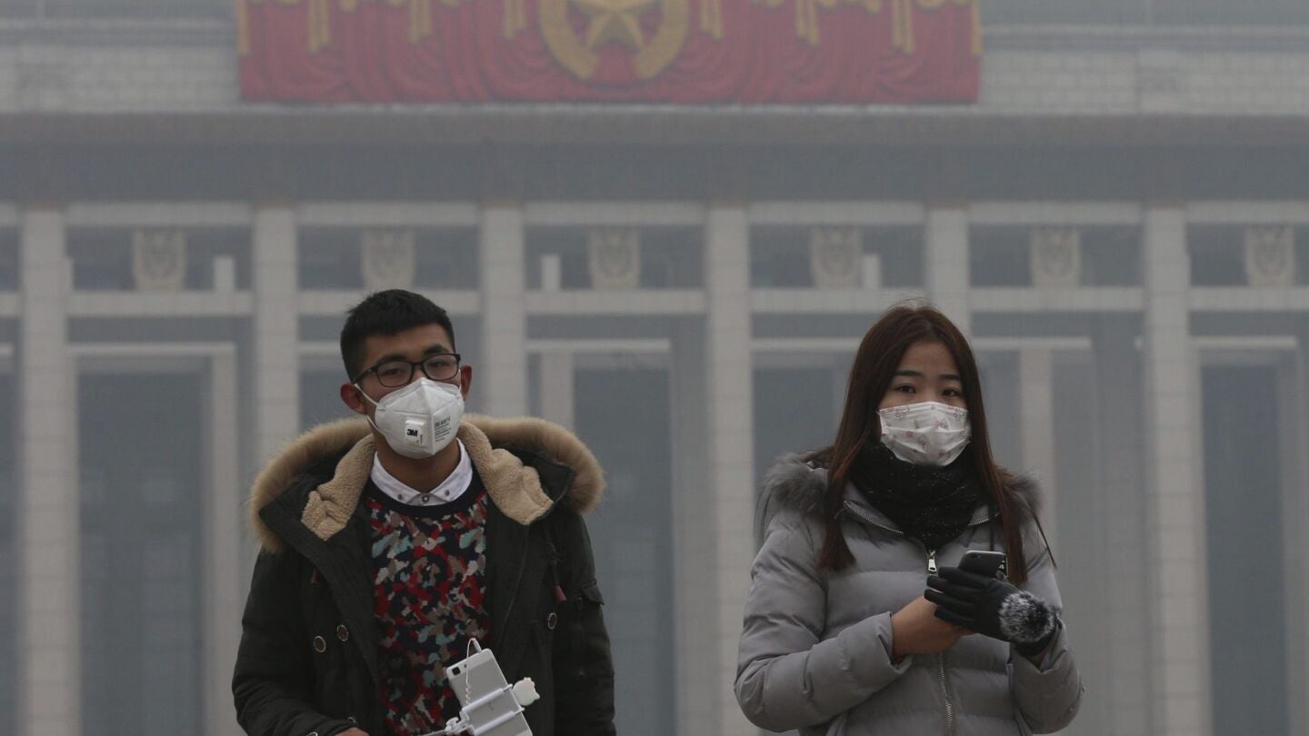 Ciudadanos chinos con mascarilla por la contaminaci&oacute;n