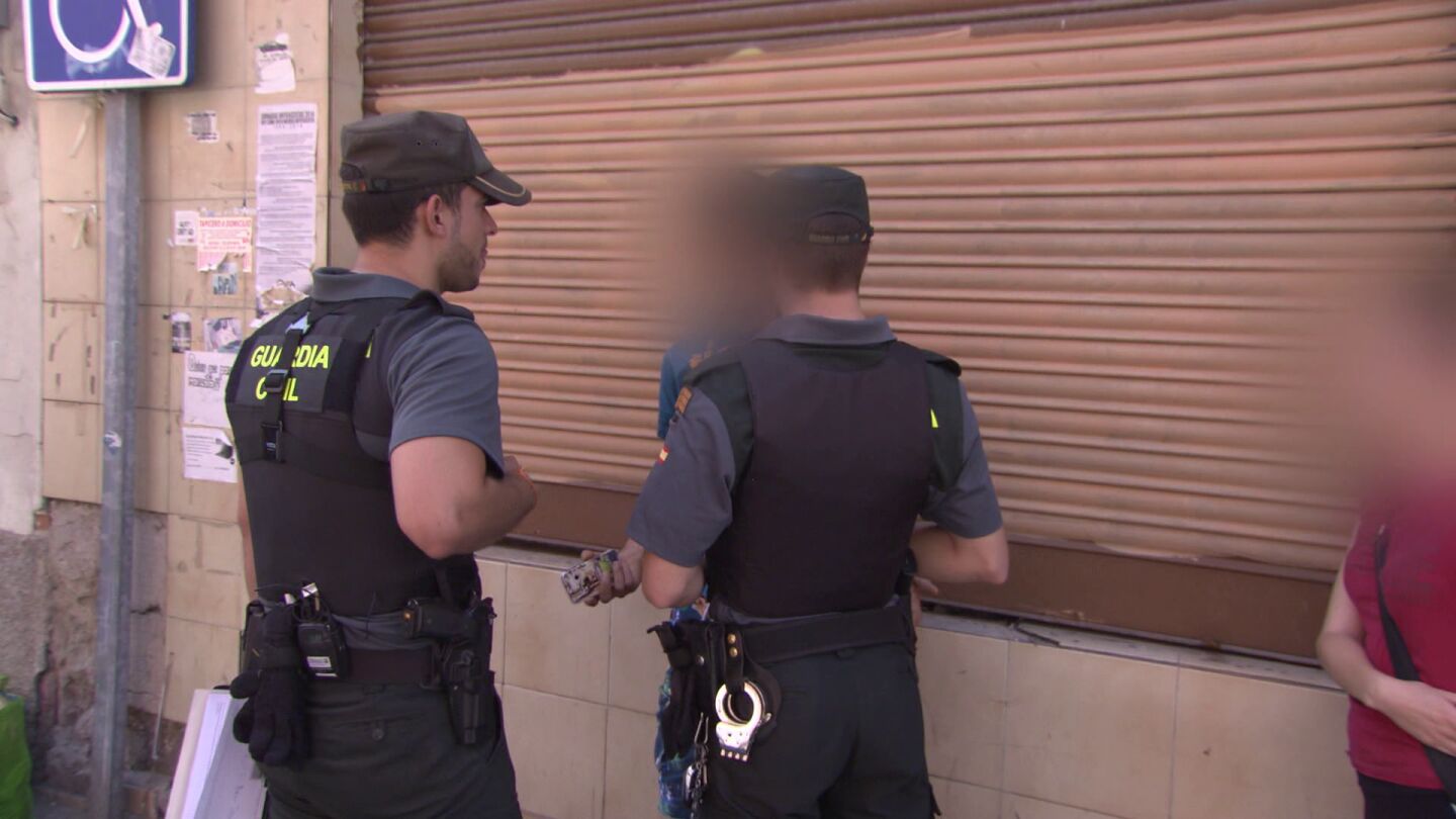 Los agentes detienen a un sospechoso de amenazar a dos mujeres